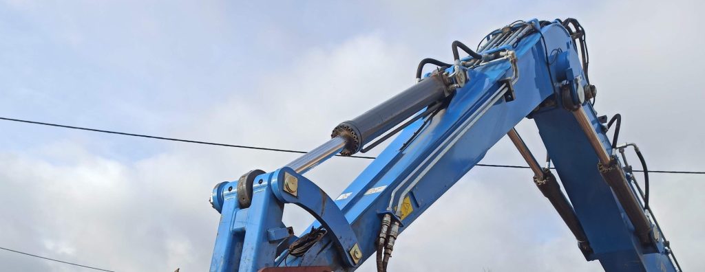 hydraulic cylinders on an Excavator with grab attachment that A1 Hydraulic Engineering does service and repair and manufacture reman remanufacturing in earthmoving mining quarry civil and industrial